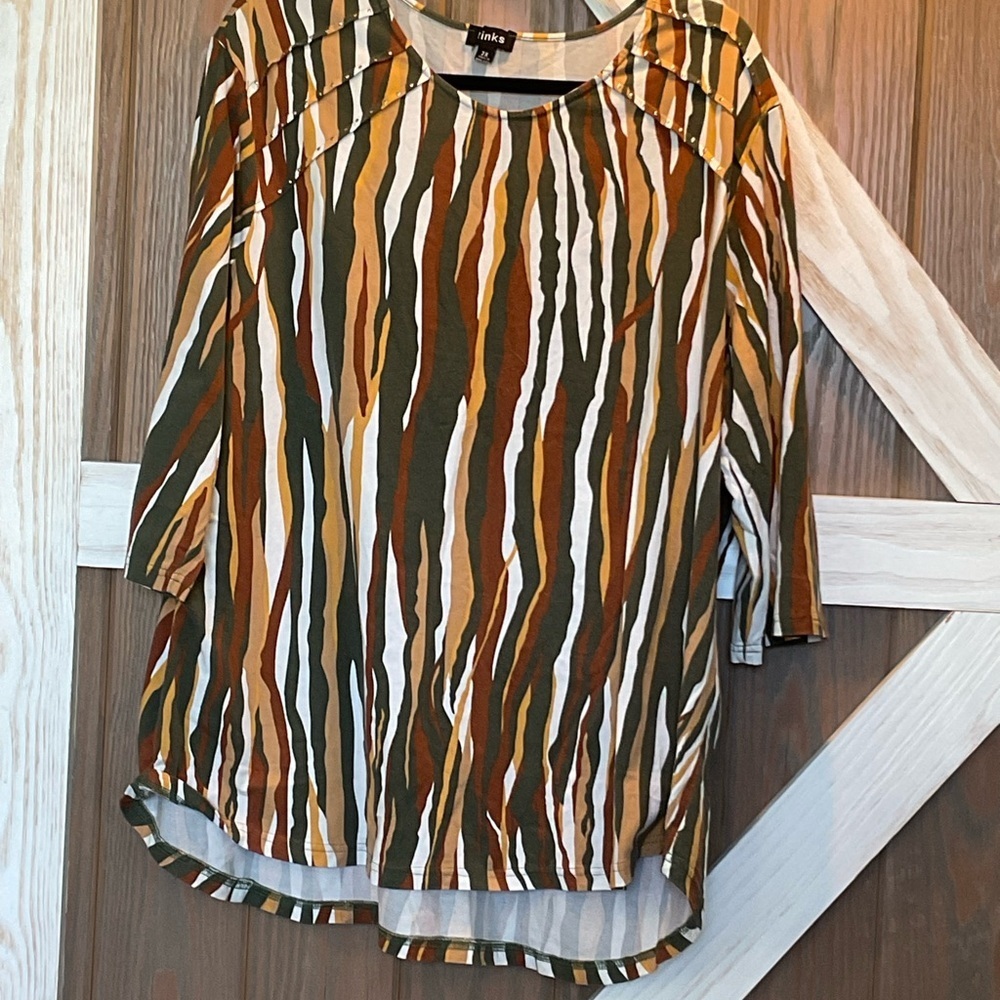 Links Women's 3/4 Sleeve Striped Top. Studs on Shoulder. P2P 28-31” SIZE 2X EUC